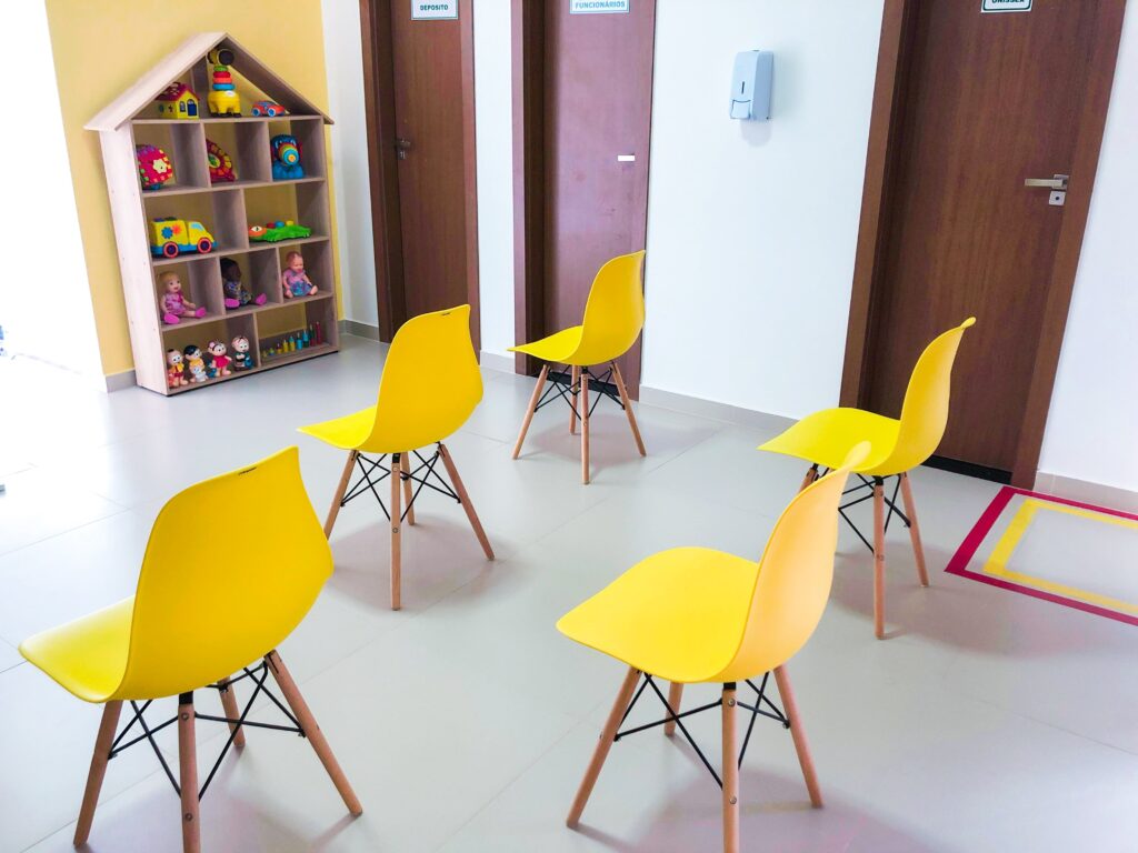 Recepção infantil com cadeiras amarelas